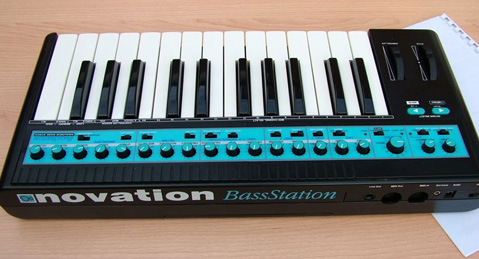    . NOVATION BASS STATION